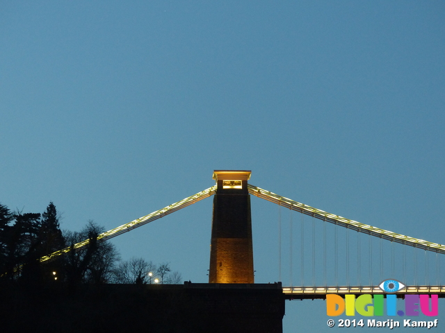 LZ00350 Clifton suspension bridge at dusk